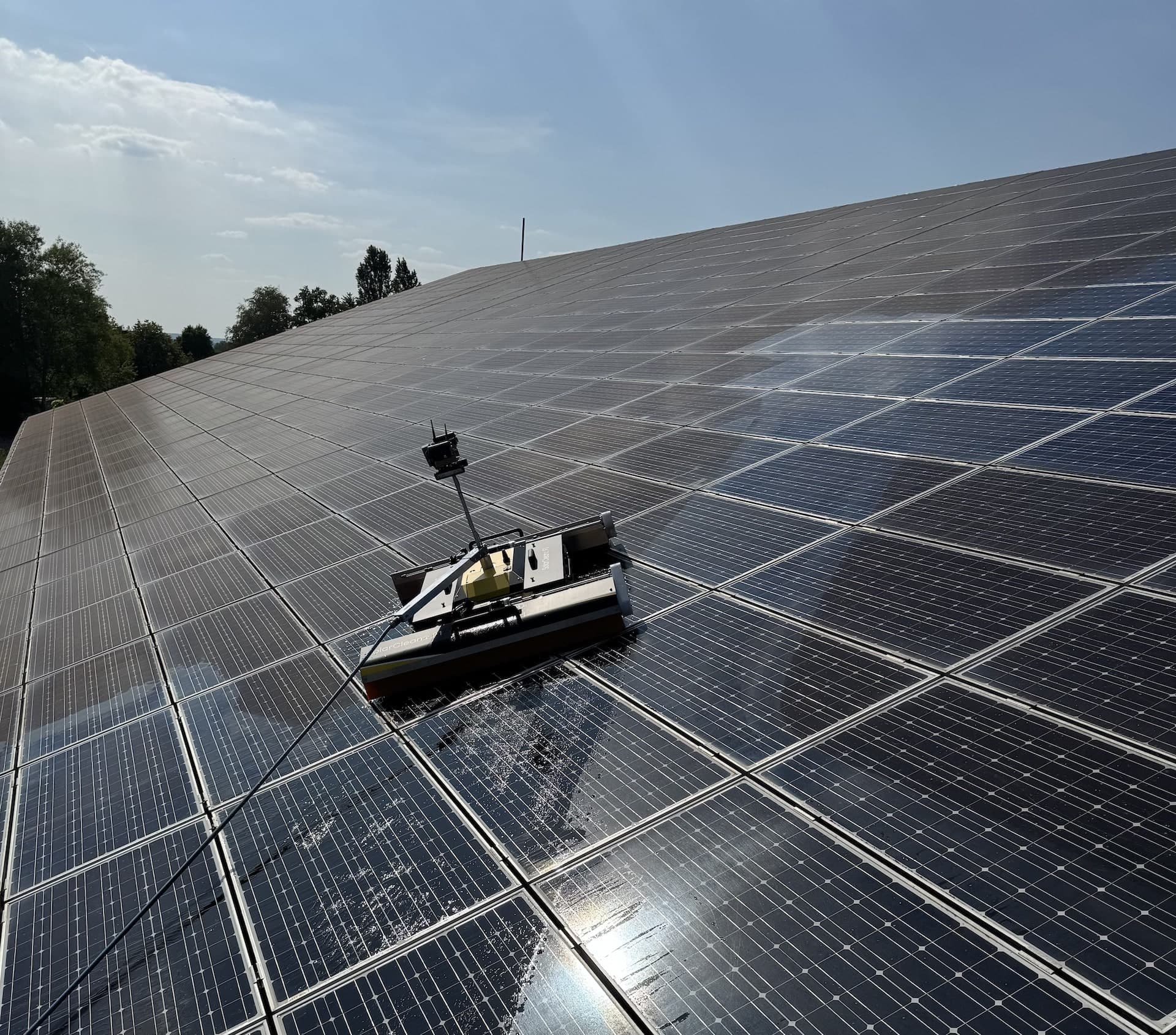 DRONEWORKS erweitert PV-Reinigung mit dem High-Tech-Roboter SolarCleano F1