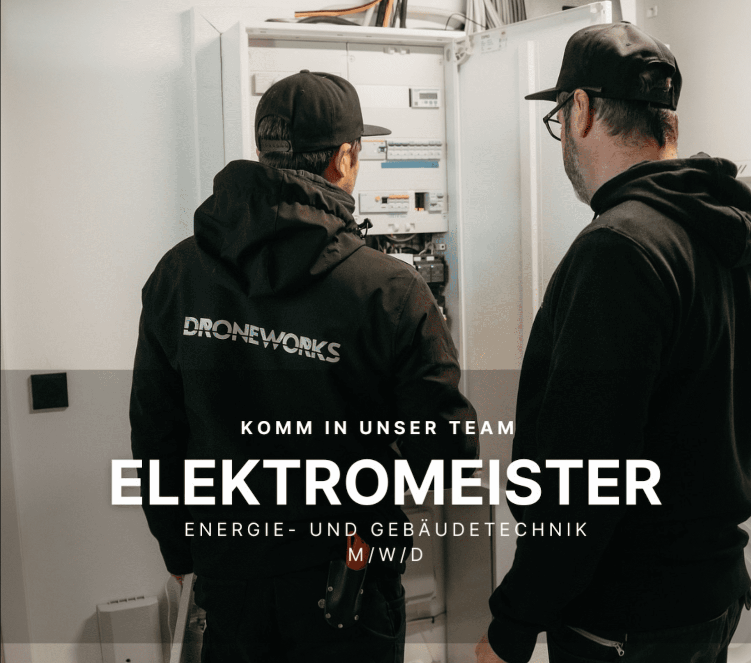 Stellenausschreibung bei Droneworks: "Komm in unser Team – Elektromeister für Energie- und Gebäudetechnik (m/w/d)" mit zwei Technikern vor einem Zählerkasten.